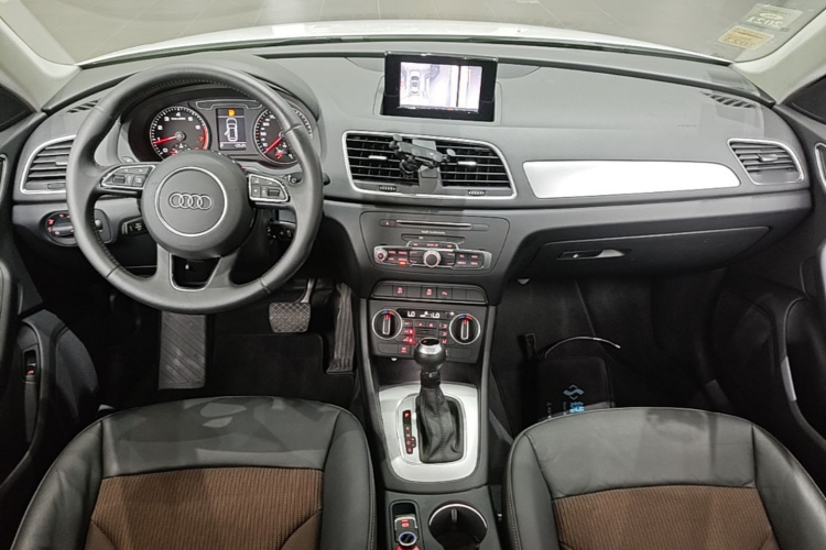 Audi Q3 2017 car image #10