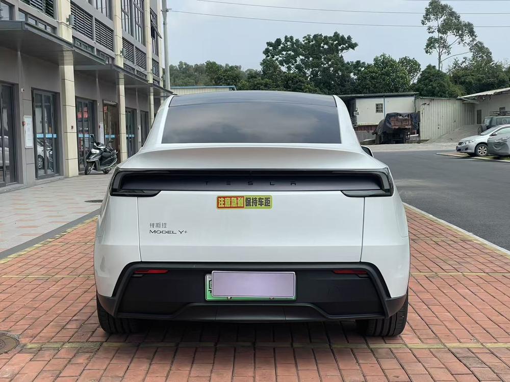 Tesla Model Y 2025 #5 Tesla Model Y 2025 car image #5