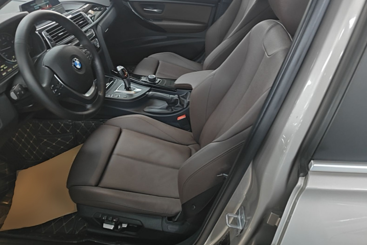 BMW 3 Series 2018 car image #19