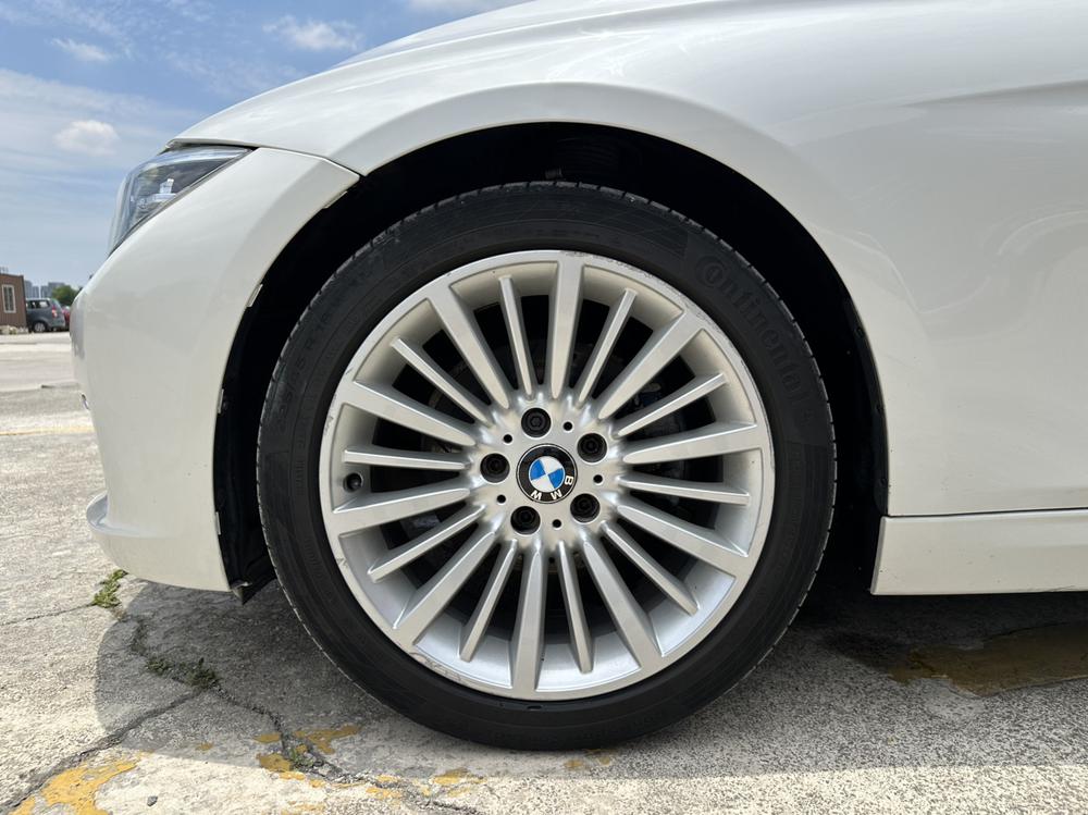 BMW 3 Series 2018 car image #10