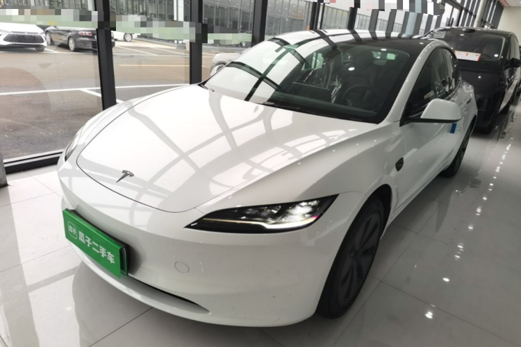 Tesla Model 3 2026 car image #2