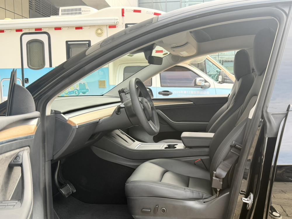 Tesla Model Y 2021 #13 Tesla Model Y 2021 car image #13