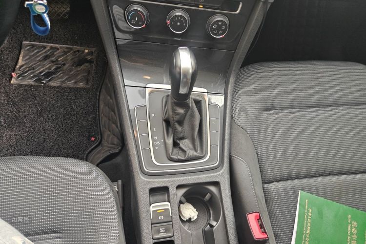 Volkswagen Golf 2019 car image #16