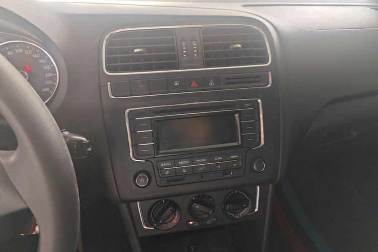 Volkswagen Polo 2015 car image #13