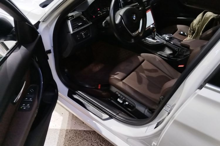 BMW 3 Series 2019 car image #16