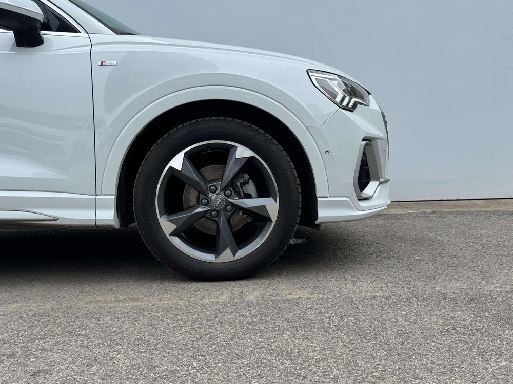 Audi Q3 2021 car image #11