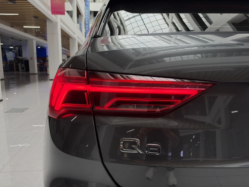 Audi Q3 2021 car image #17