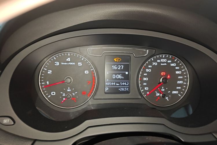 Audi Q3 2019 car image #12