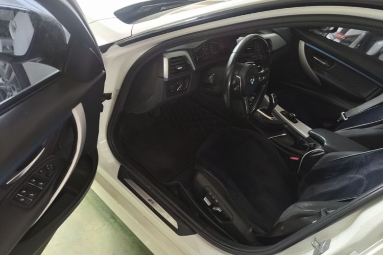 BMW 3 Series 2018 car image #16