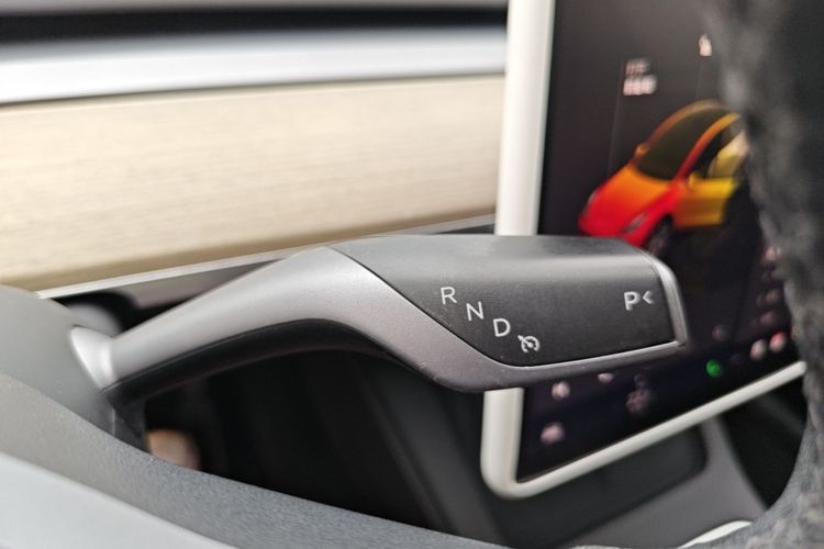 Tesla Model Y 2023 car image #14
