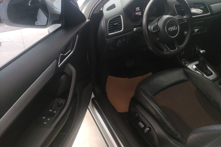 Audi Q3 2017 car image #16