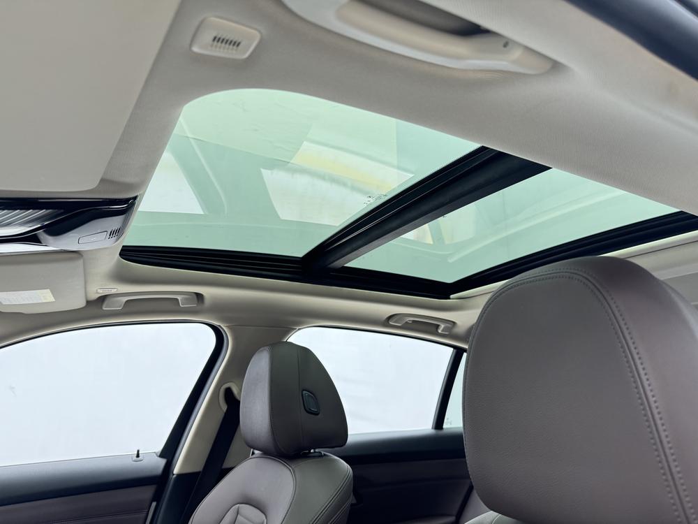 BMW 3 Series 2019 car image #14