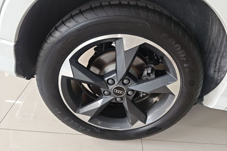 Audi Q3 2023 car image #10