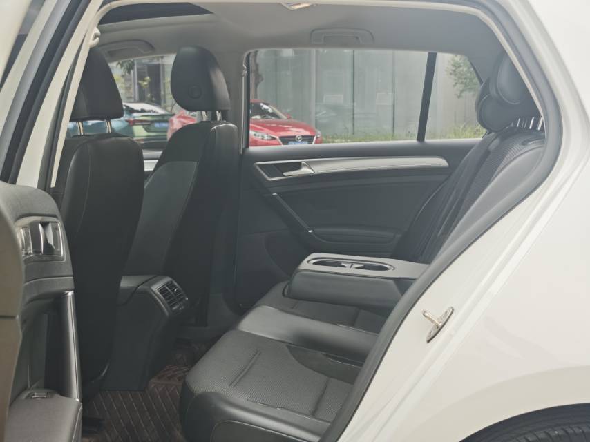 Volkswagen Golf 2018 car image #4