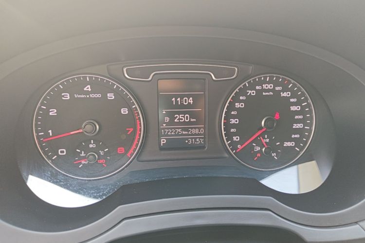 Audi Q3 2015 car image #16