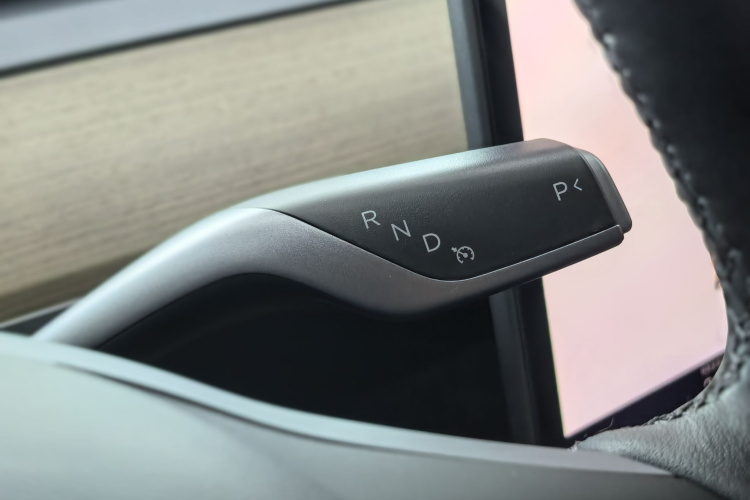 Tesla Model Y 2023 car image #20