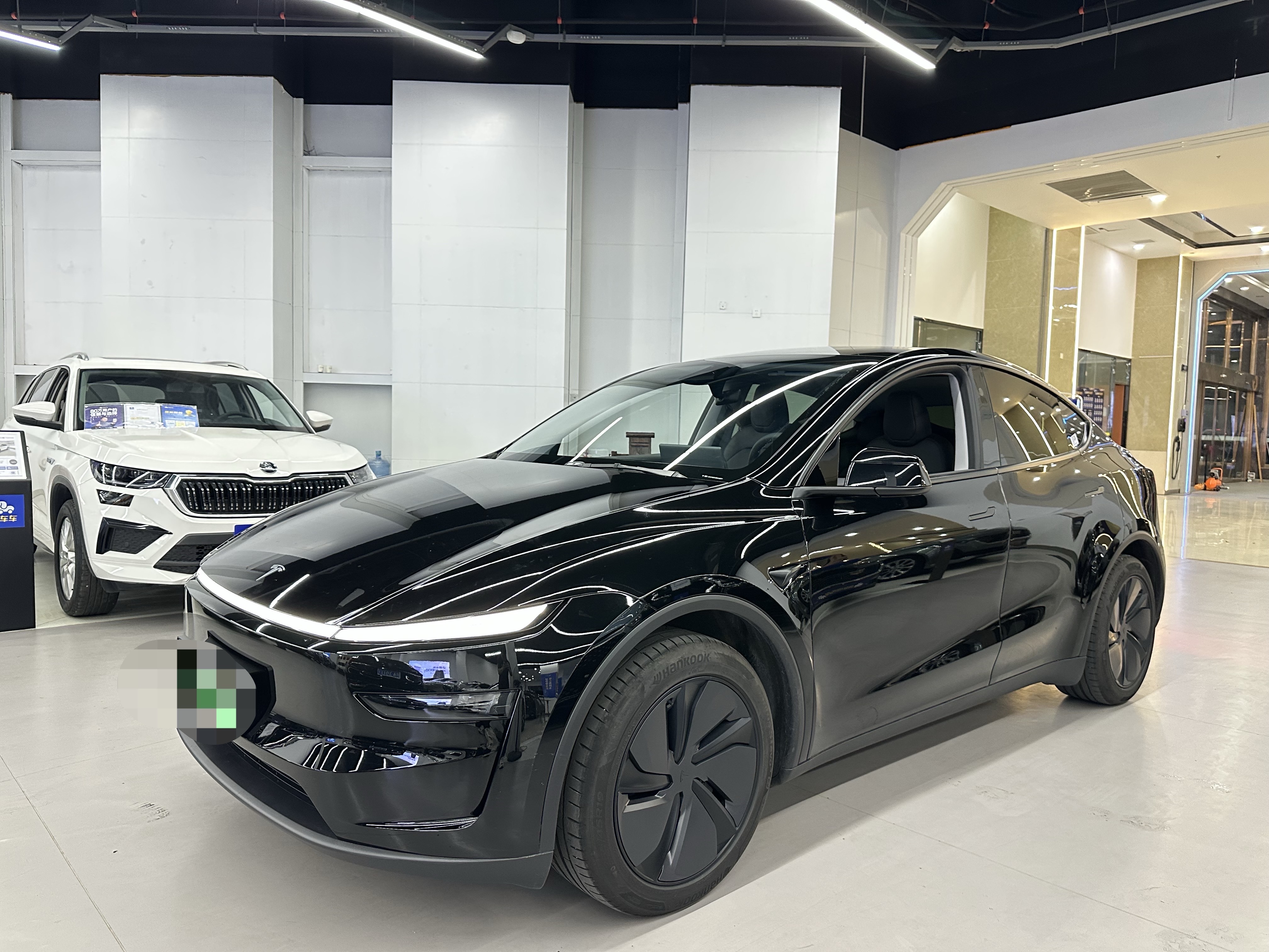 Tesla Model Y 2025 #2 Tesla Model Y 2025 car image #2