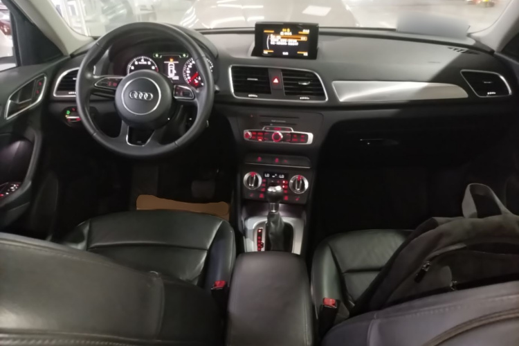 Audi Q3 2015 car image #11