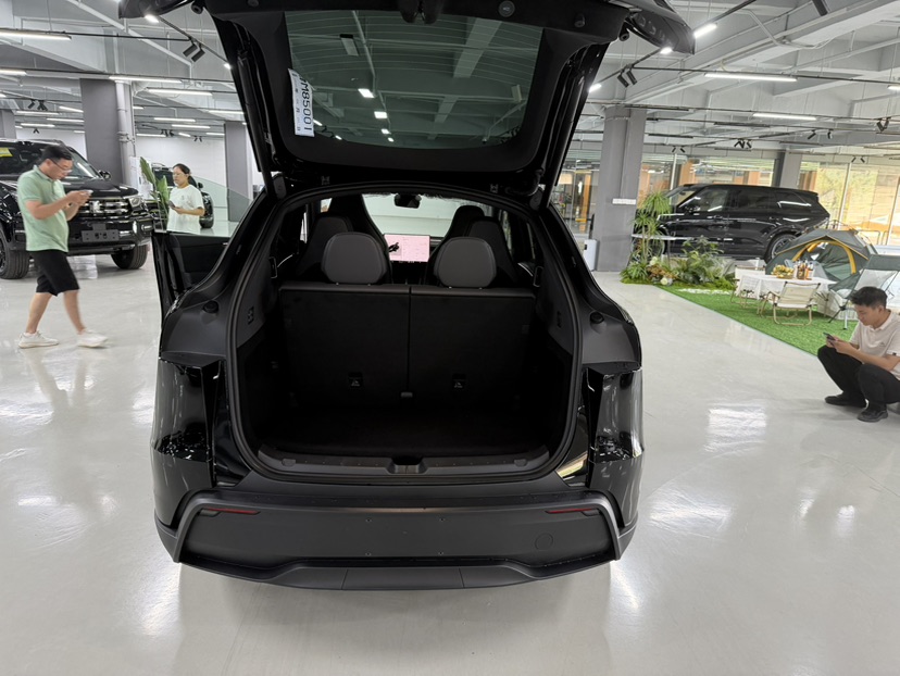 Tesla Model Y L 2026 car image #7