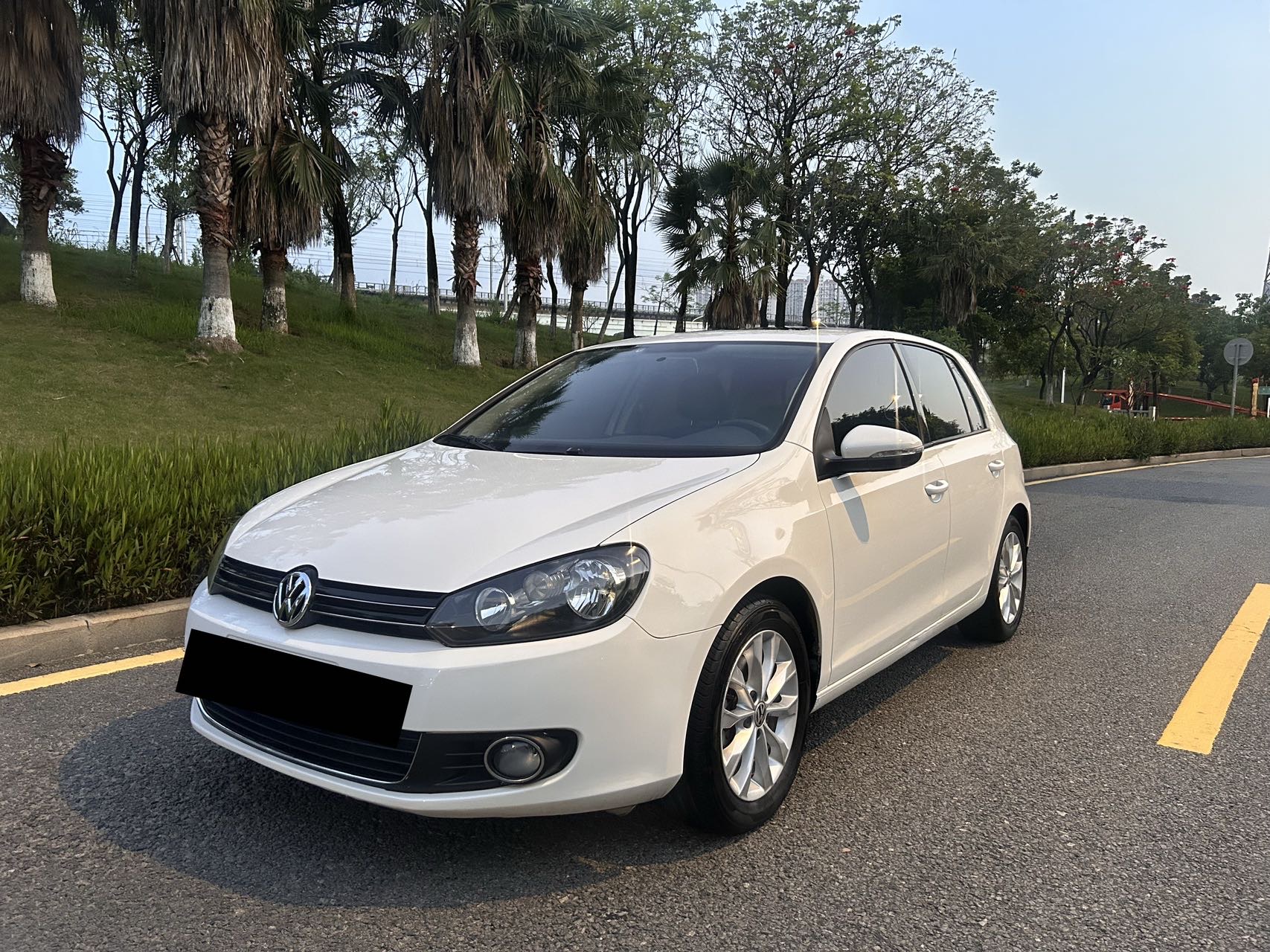 Volkswagen Golf 2012 car image 