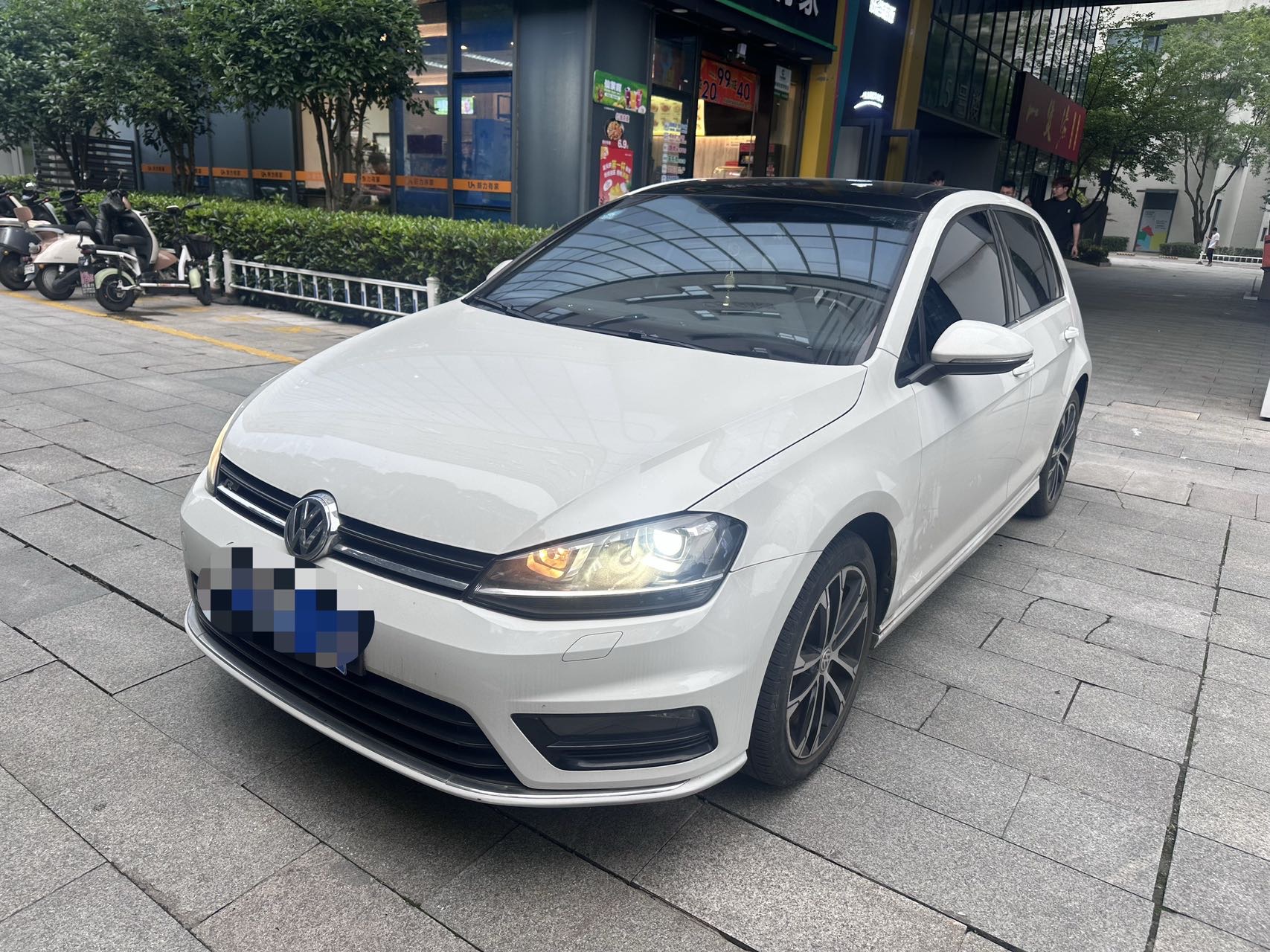 Volkswagen Golf 2017 car image 
