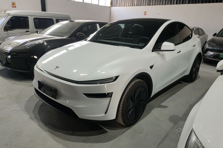 Tesla Model Y 2026 car image #2