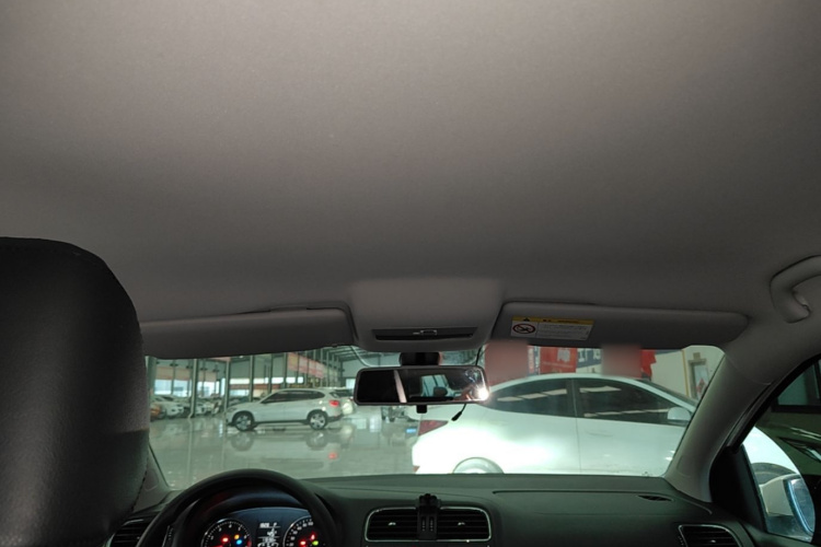 Volkswagen Polo 2015 car image #18