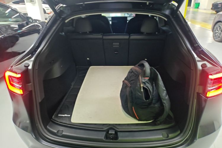 Tesla Model Y 2024 immagine di auto #21