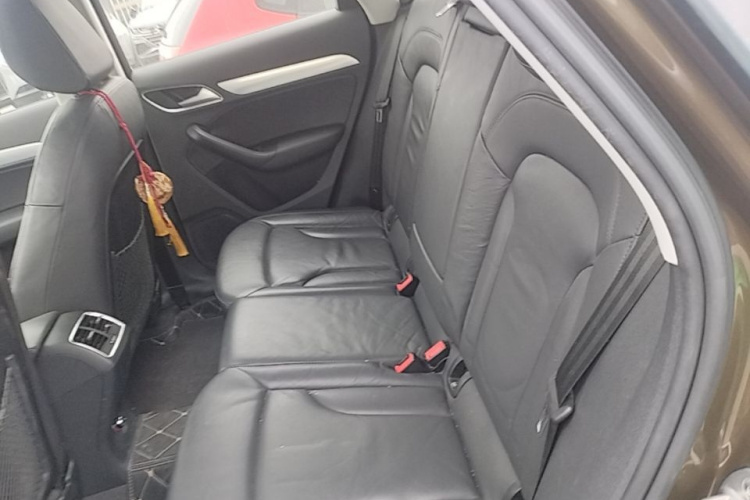 Audi Q3 2016 car image #17