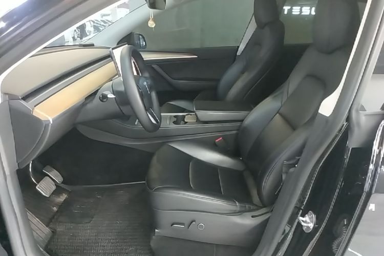Tesla Model Y 2023 immagine di auto #15