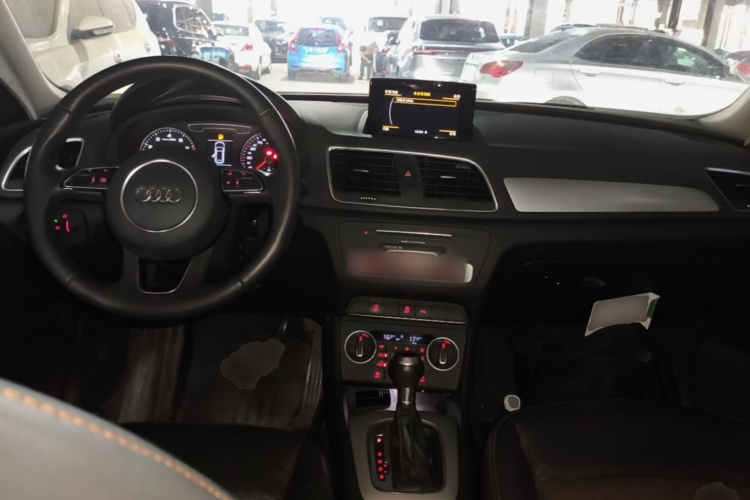 Audi Q3 2018 car image #10