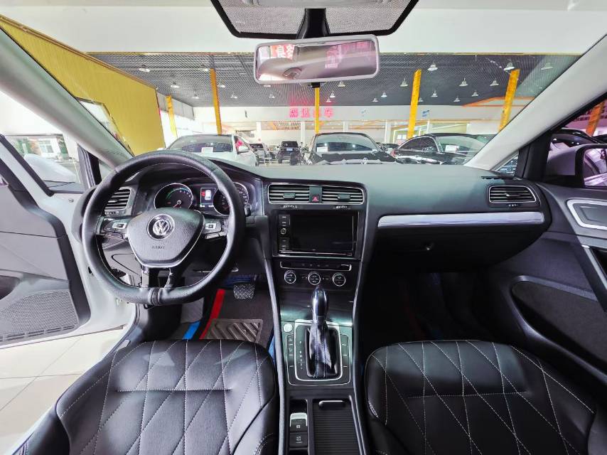 Volkswagen Golf Pure Electric 2020 immagine di auto #5