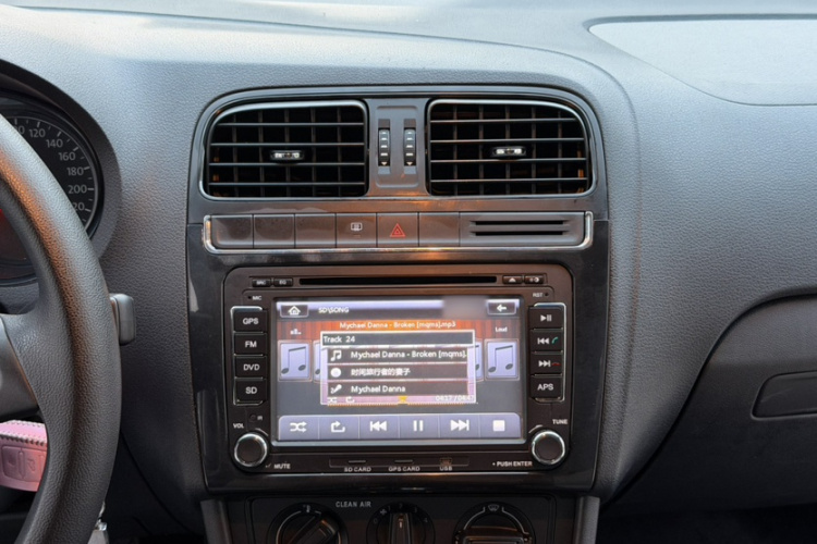 Volkswagen Polo 2016 car image #17