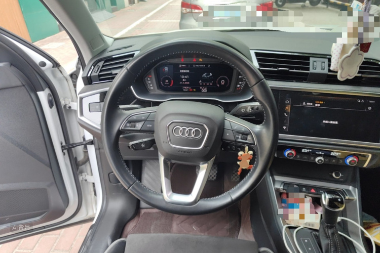 Audi Q3 2021 car image #12
