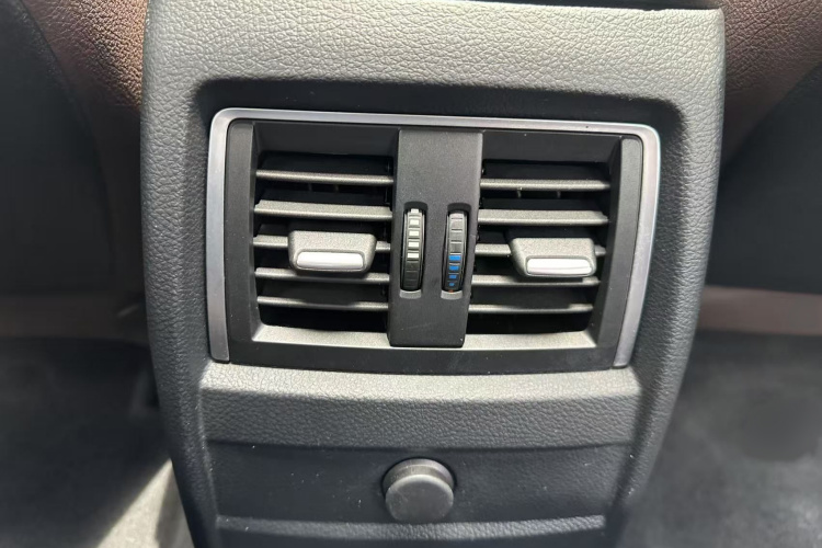 BMW 3 Series 2018 car image #24
