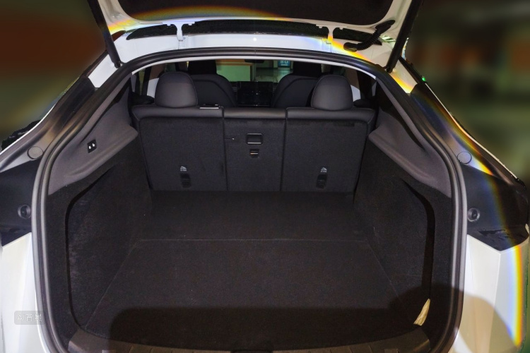 Tesla Model Y 2025 car image #21