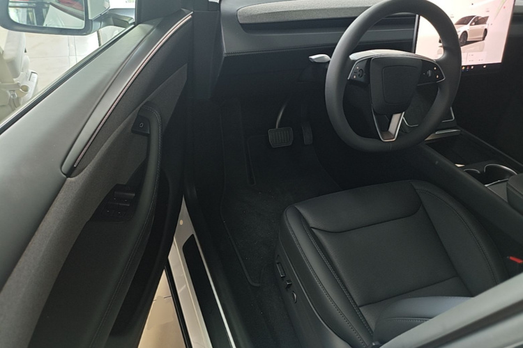Tesla Model Y 2026 #16 Tesla Model Y 2026 car image #16