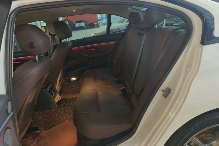 BMW 3 Series 2019 car image #17