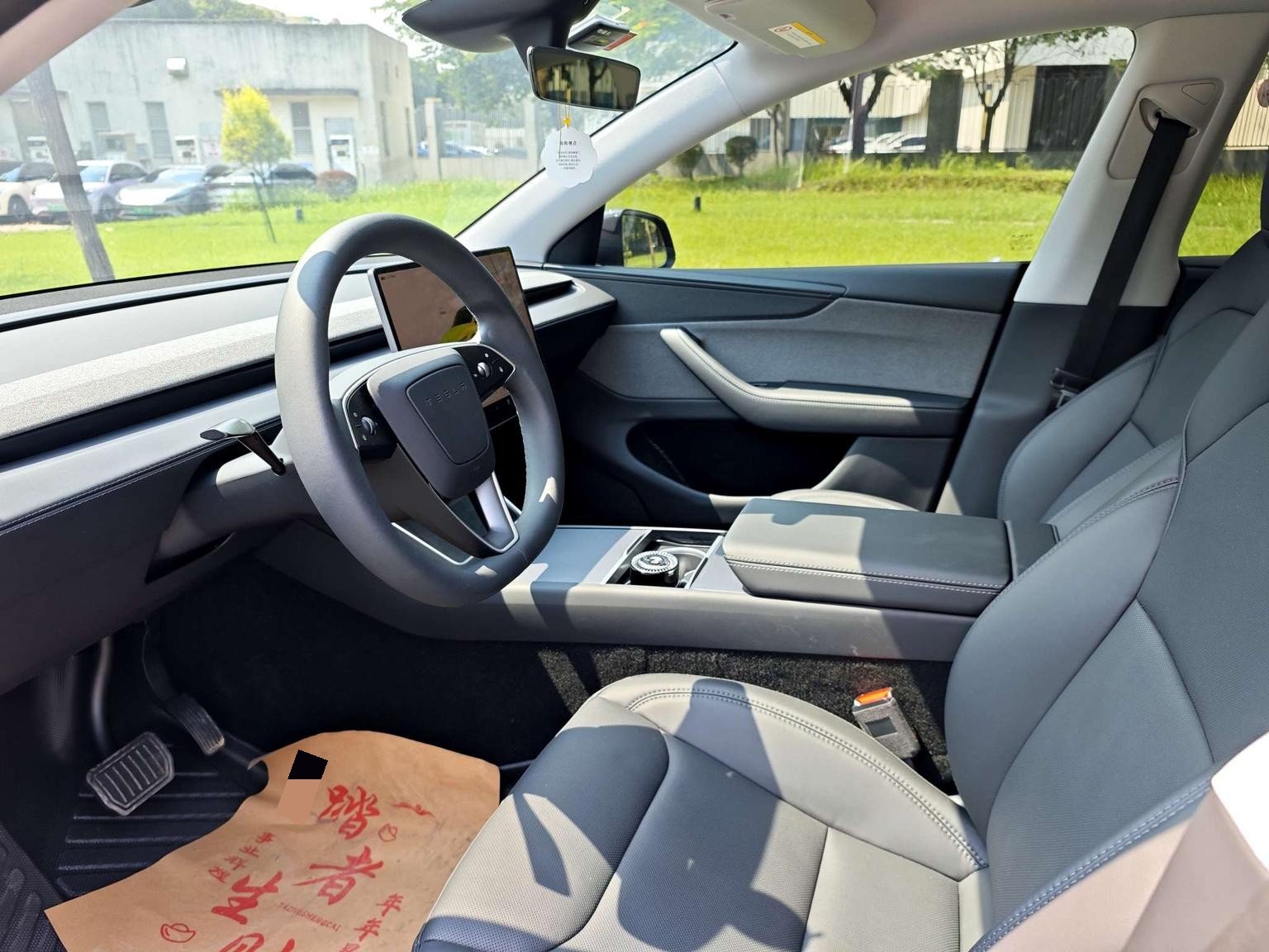 Tesla Model Y 2025 #8 Tesla Model Y 2025 car image #8