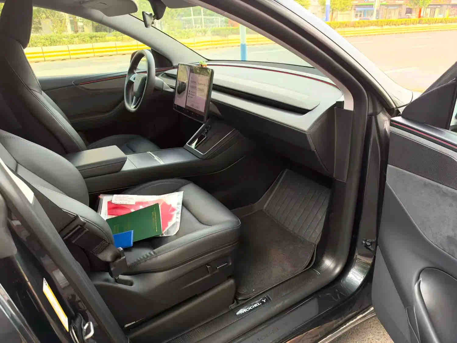 Tesla Model Y 2025 immagine di auto #7