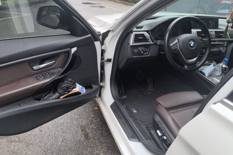 BMW 3 Series 2019 car image #18