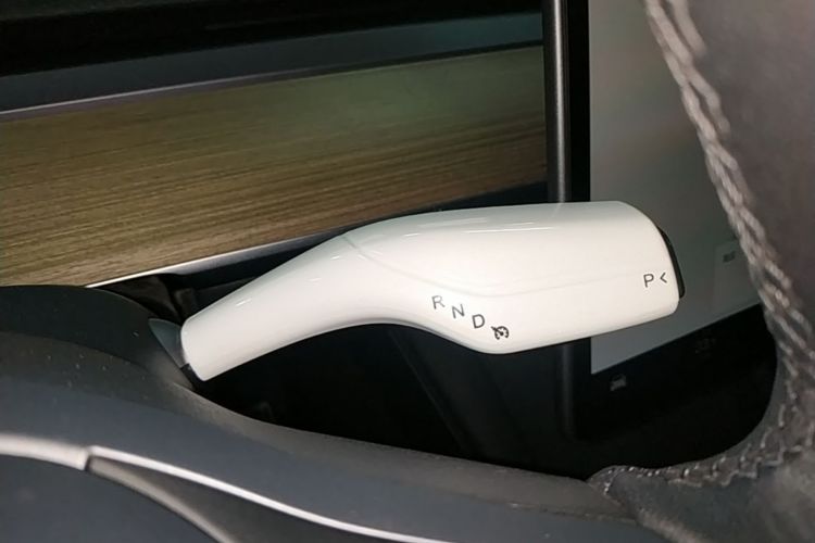 Tesla Model Y 2023 car image #18