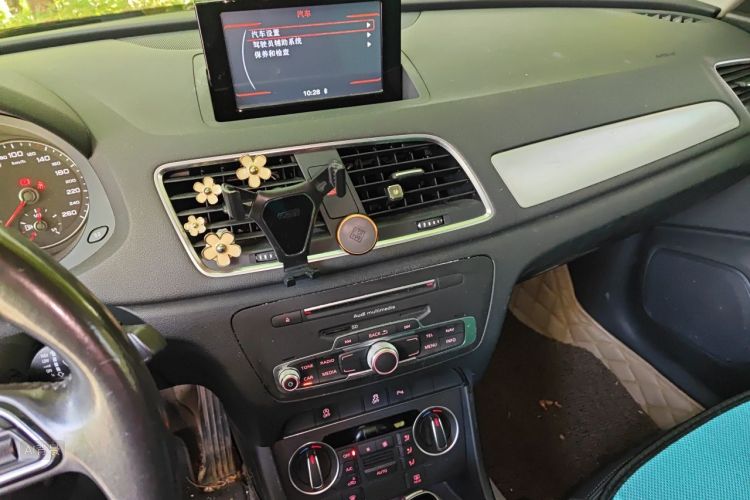 Audi Q3 2016 car image #15