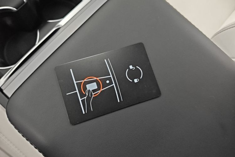 Tesla Model 3 2023 car image #9