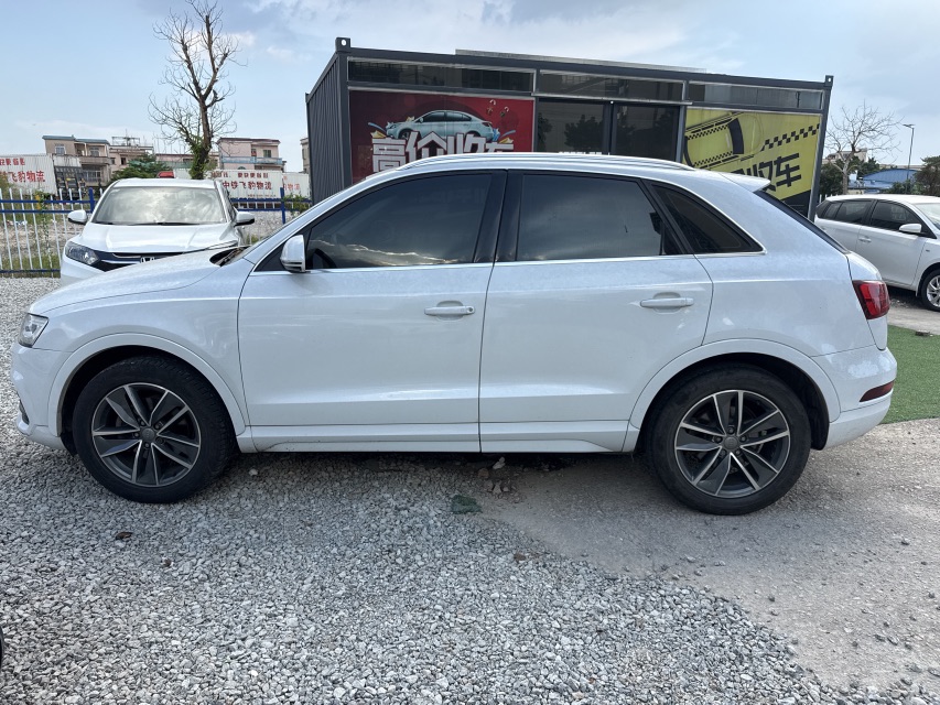 Audi Q3 2019 car image #2