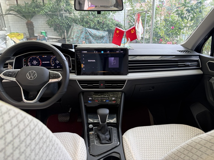 Volkswagen Tiguan L 2024 car image #2