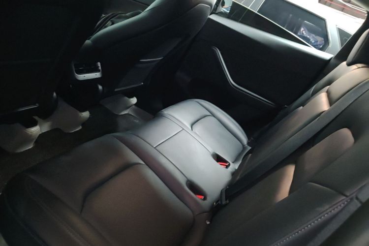Tesla Model Y 2023 car image #17