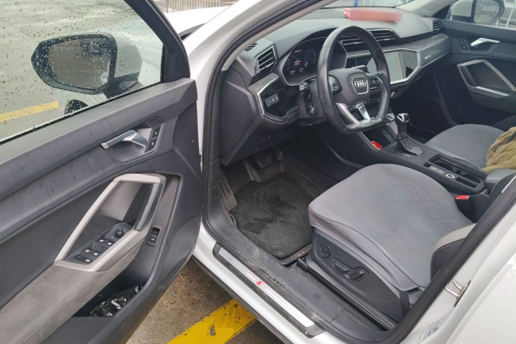 Audi Q3 2021 car image #16