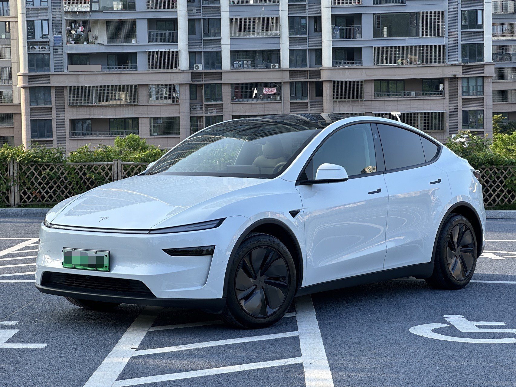 Tesla Model Y 2025 Tesla Model Y 2025 car image