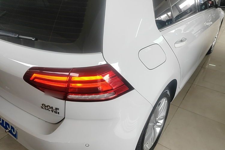 Volkswagen Golf 2017 car image #8